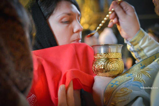 Guvernul interzice împărtășania credincioșilor cu aceeași linguriță. Cum s-a modificat ritualul în timpul coronavirusului