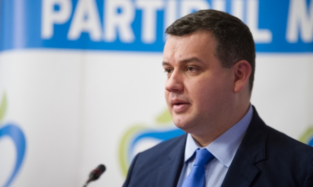 Eugen Tomac a renunțat la pensia specială și cere aleșilor să facă la fel. „Măcar acum, în al doisprezecelea ceas, când recesiunea bate la ușă”