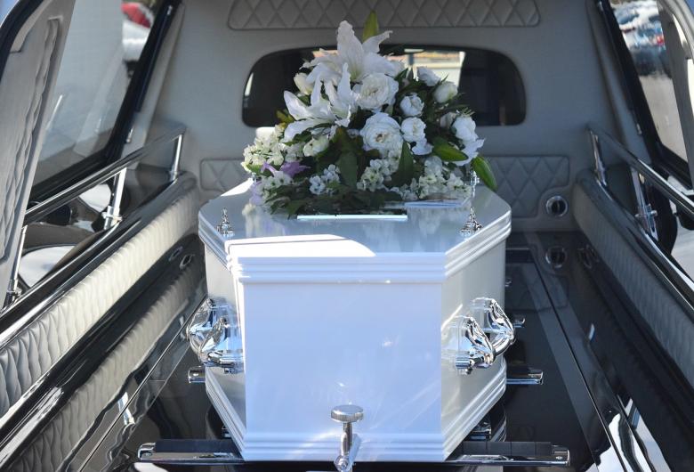 Criză a firmelor de pompe funebre în România. Explicația: „se «fofilează» printre normele legale”