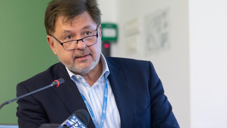 Măștile nu sunt necesare pe stradă iar mănușile nu sunt indicate, spune profesorul Alexandru Rafila