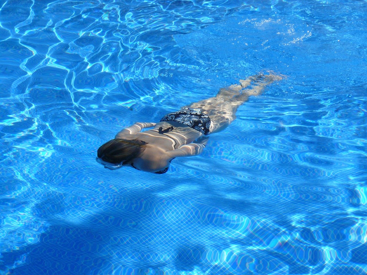 Coronavirusul nu supraviețuiește în apă, așa că scăldatul în piscină e sigur