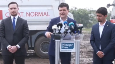 Nicușor Dan bruiat de mașinile de salubritate în timpul conferinței de presă. Jurnaliștii au fost stropiți cu dezinfectant