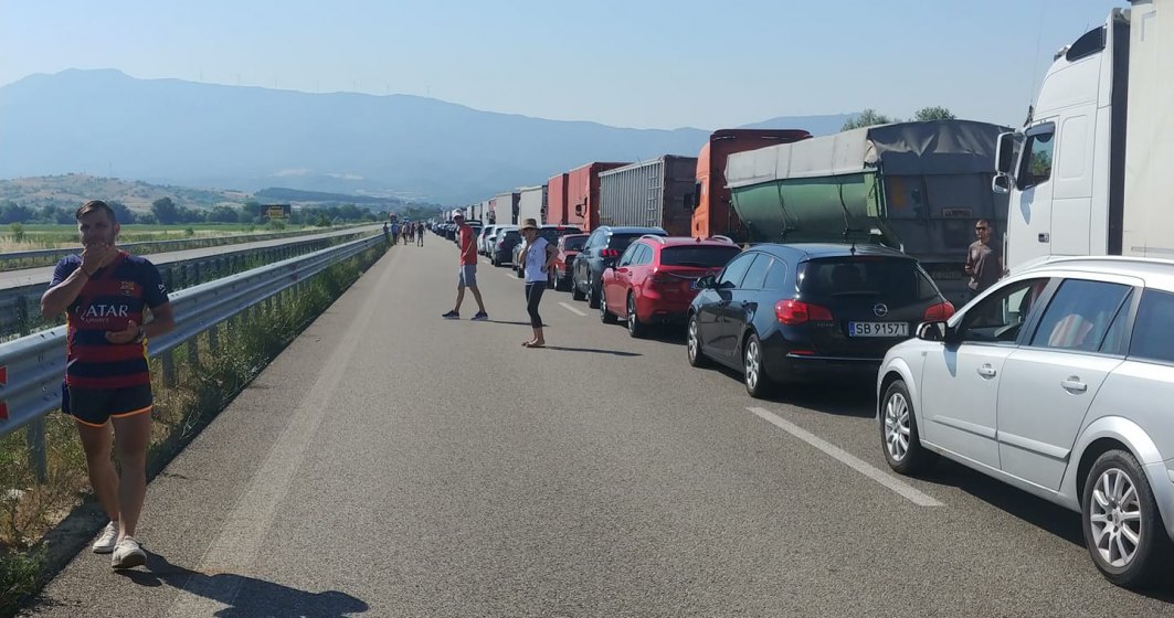 Grecii au închis punctele de frontieră sunt cozi imense la singurul deschis