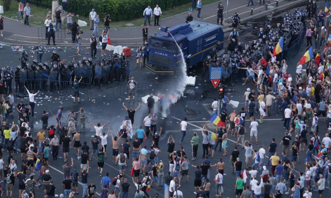 Mai mulți protestatari violenți condamnați la pedepse cu suspendare