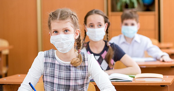 Elevii vor purta mască la școală în noul an școlar, începând de la clasa I