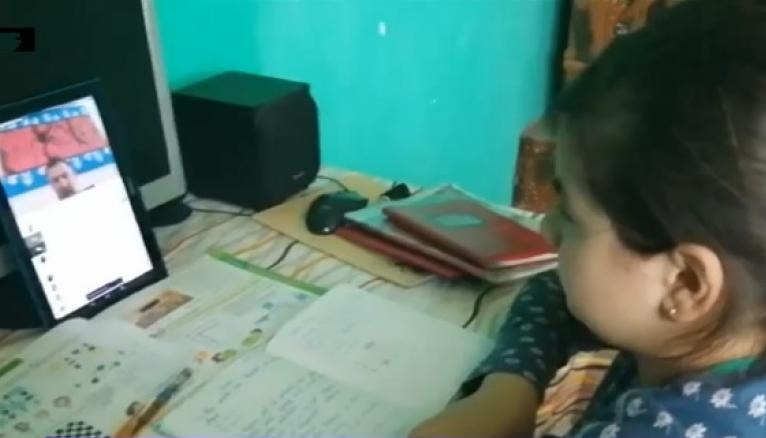 Părinții primesc zile libere de la guvern, dacă au copiii la școală grădiniță