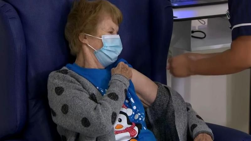 Prima persoană vaccinată anti-COVID din lume este o femeie