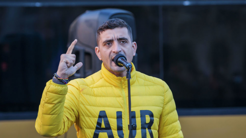 George Simion, cofondatorul AUR este unul din ultrașii aflați în tribune