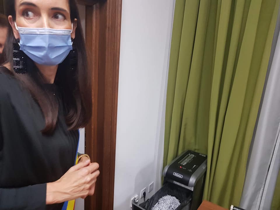 Clotilde Armand acuză: Am strâns împreună cu actori și voluntari gunoiul din piața Amzei / Nu voi plăti din buget ceva care deja a fost plătit!