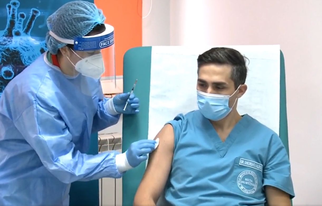 Valeriu Gheorghiță, coordonatorul campaniei naționale de imunizare, s-a vaccinat împotriva COVID-19