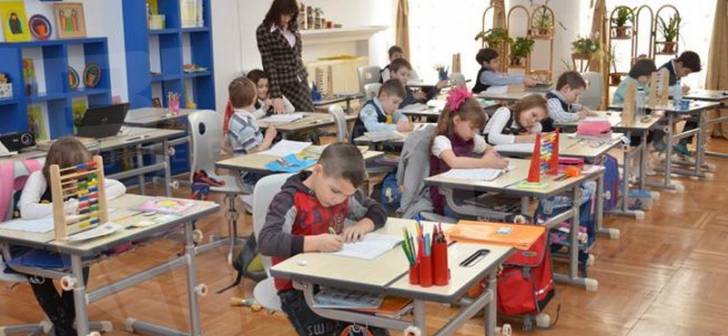 Redeschiderea școlilor este cerută de trei sferturi dintre profesori şi părinţi şi peste jumătate dintre elevi. Datele reies dintr-un sondaj al organizației