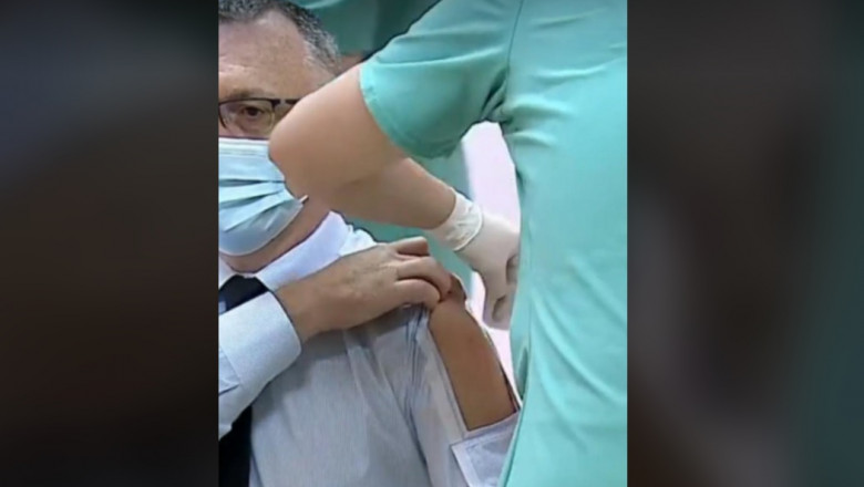Cămașa lui Sorin Cîmpeanu a făcut senzație la vaccinarea anti-COVID