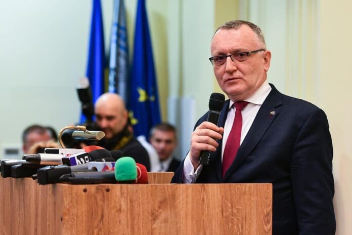 Școlile ar putea fi redeschise în anumite zone, a sugerat ministrul educației