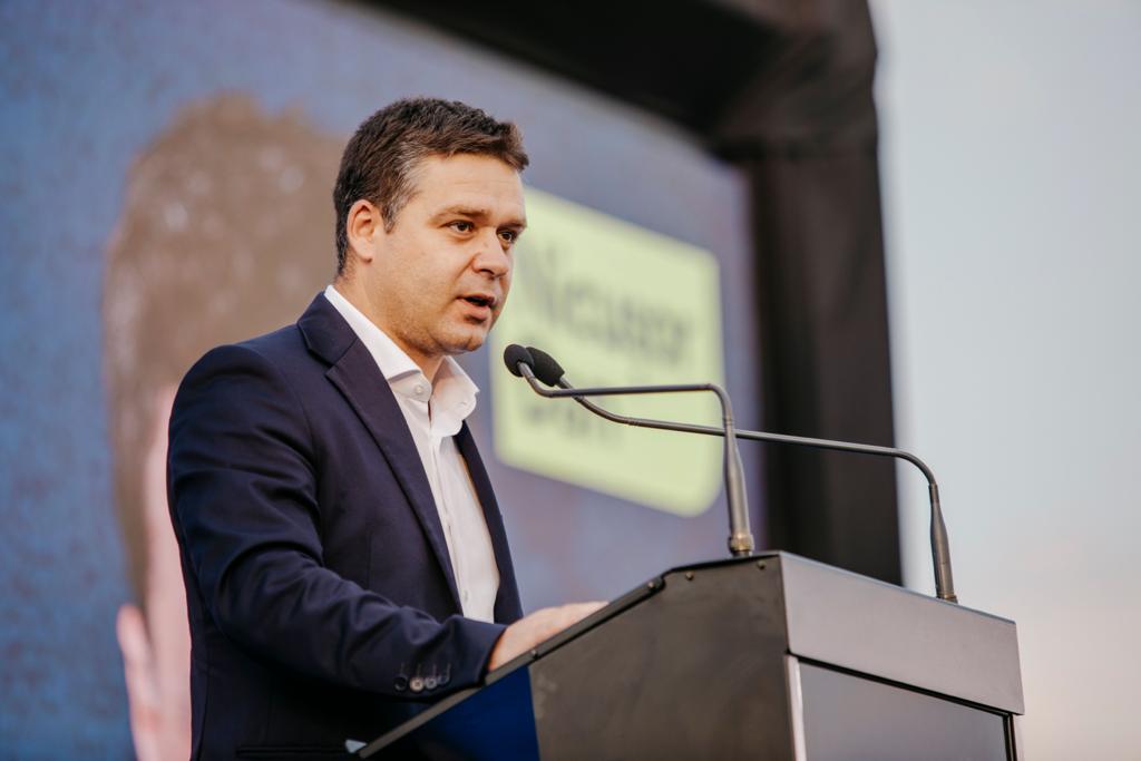 Ciprian Ciucu anunță că a fost confiscată prima mașină care aruncă deșeuri ilegal: ”Nu trebuie să mai trăim într-o groapă de gunoi!”