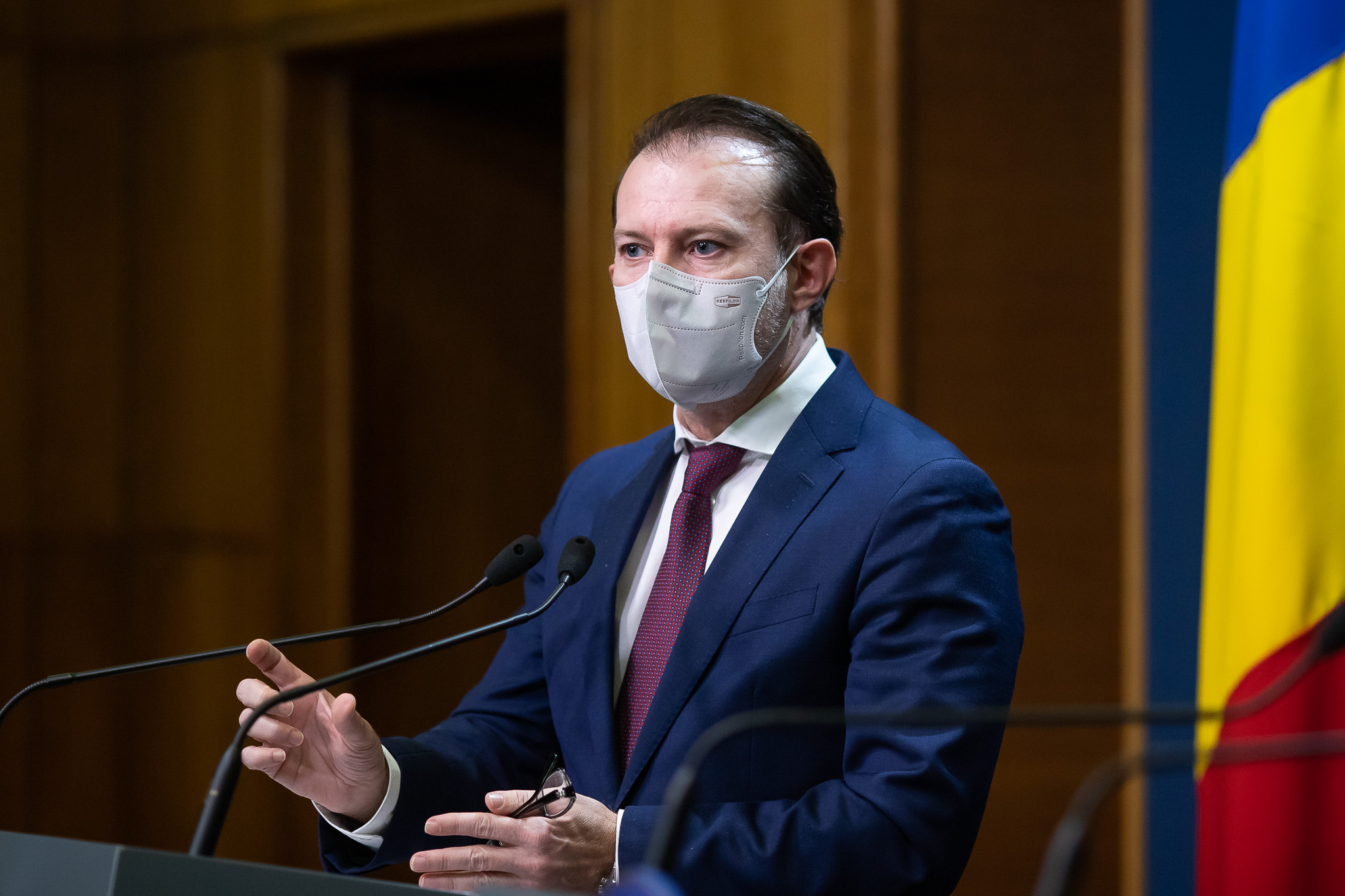 Florin Cîțu îi dă replica lui Vlad Voiculescu: „Nu poți să sancționezi medici dacă vaccinează pentru că a rămas o doză în plus”