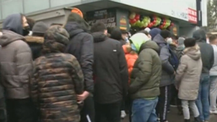 Burgeri gratis oferta unui fast-food din București sute de persoane la coadă
