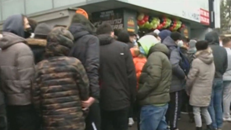 Burgeri gratis oferta unui fast-food din București sute de persoane la coadă