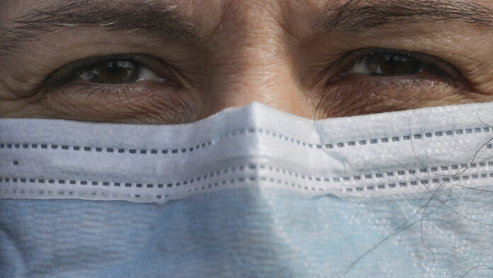 Purtarea a două măști una peste alta ar reduce riscul infectării