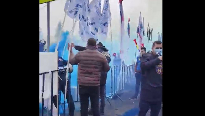 Protest cu fumigene la Cotroceni. Sindicaliștii din Poliție