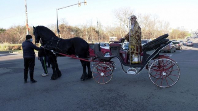 ÎPS Teodosie a sfidat regulile sanitare cu procesiunea de Sf. Haralambie