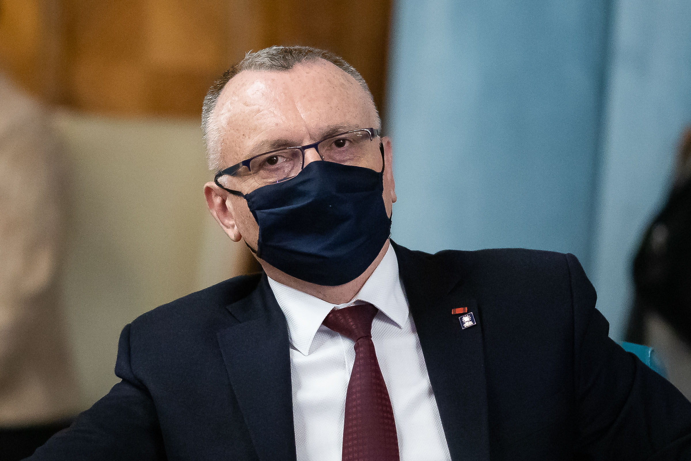 Masca la orele de sport. Sorin Cîmpeanu vrea renunțarea la ea