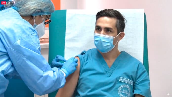 Beneficiile depășesc riscurile în cazul continuării campaniei de vaccinare