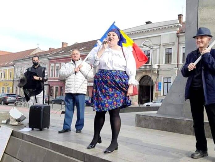 Diana Șoșoacă, la protestul antirestricții de la Cluj-Napoca. Senatoare a spus „Tatăl Nostru” la microfon