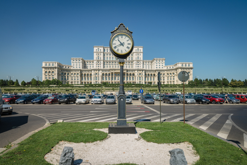 Centru de vaccinare din mașină în parcarea din Piața Constituției