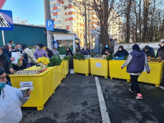 bătrânii care vând legume și fructe