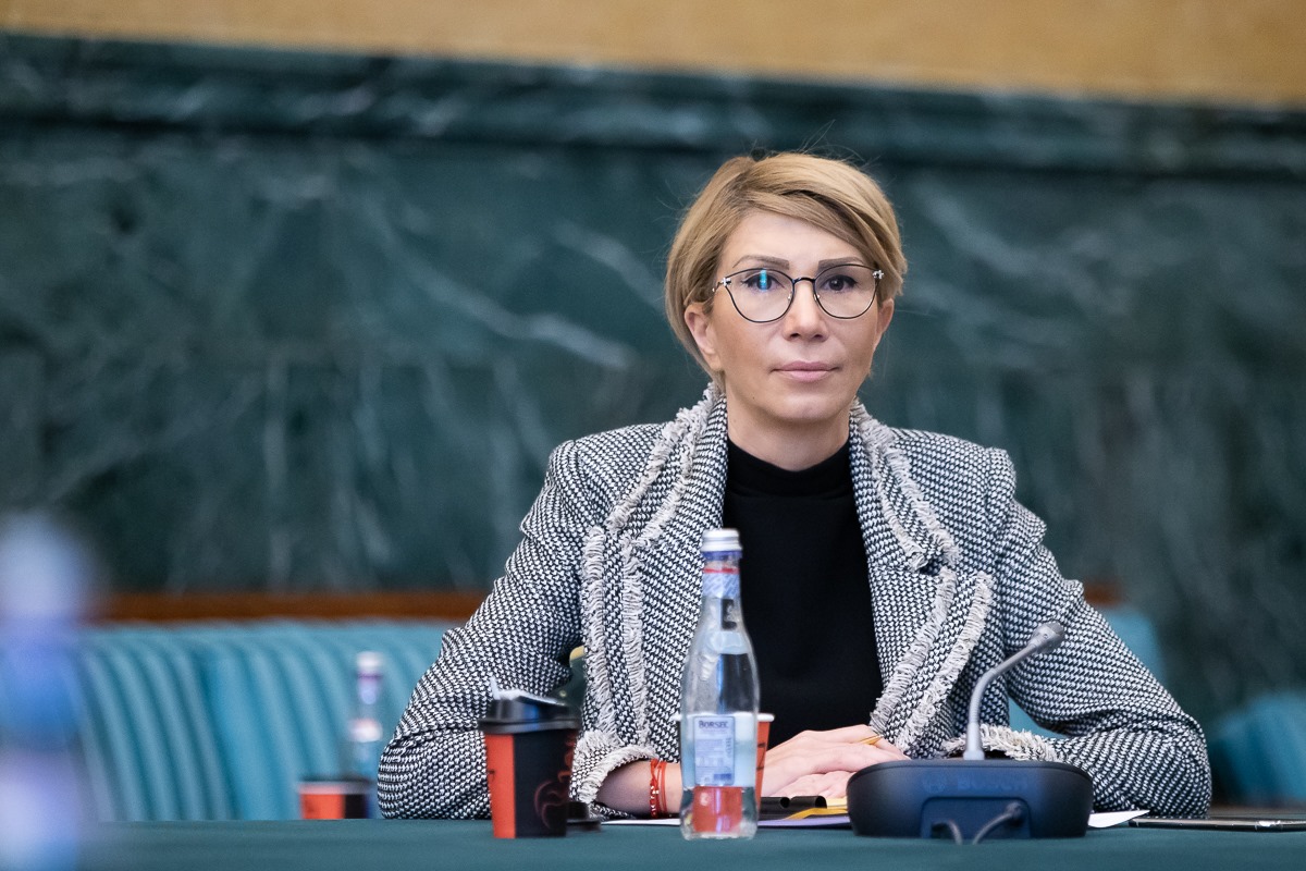 Un premier în funcție trebuie respectat, spune Raluca Turcan