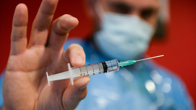 O asistentă a injectat pacienții cu ser fiziologic în loc de ser anti-COVID