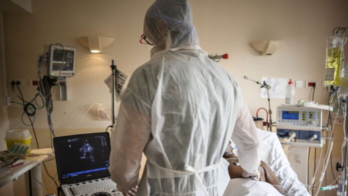 COVID afectează femeile în proporție de patru ori mai mare decât bărbații