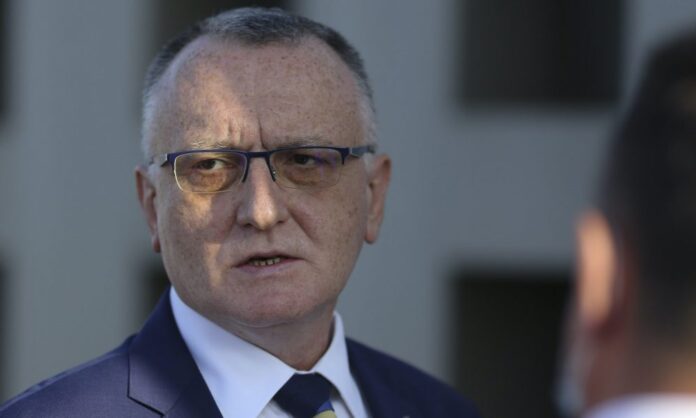 Durata anului școlar va crește, a spus Sorin Cîmpeanu,