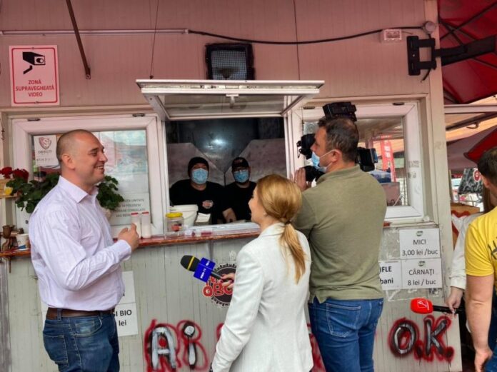 Vaccinare cu mici, la Obor. La centrul de vaccinare s-a făcut și coadă