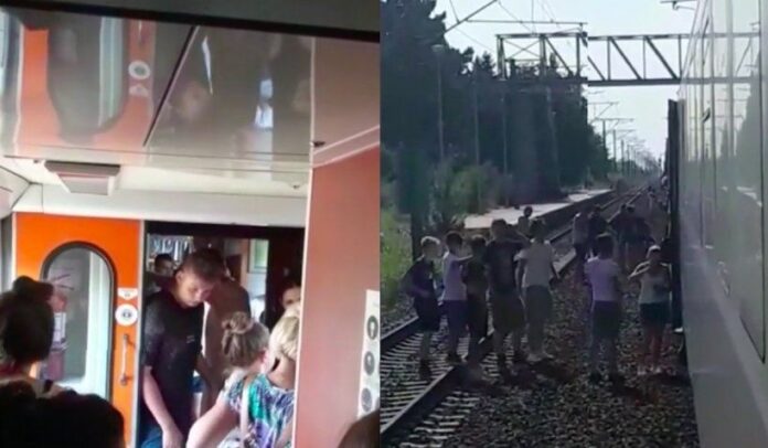 Un tren plin cu copii care se întorceau de la mare a rămas blocat în câmp
