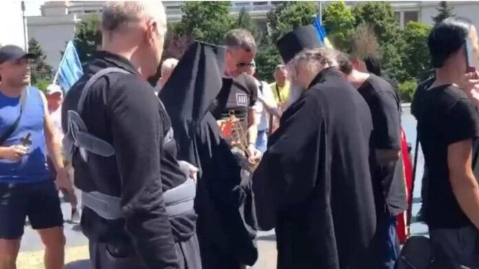 Gigi Becali a sfințit Calea Victoriei duminică, după parada gay