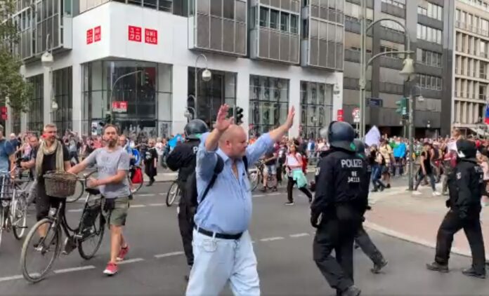 Manifestații de protest care au degenerat în confruntări violente La Berlin