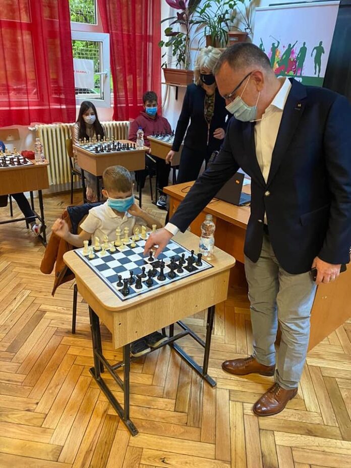 Școlile vor trece în online în București, cel mai probabil spune Cîmpeanu