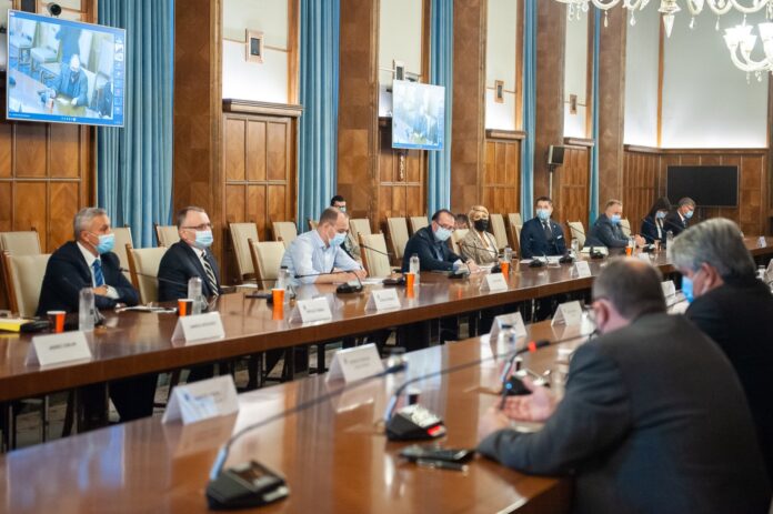 Superman într-o baltă de sânge. Așa l-au parodiat PSD-iștii pe Cîțu