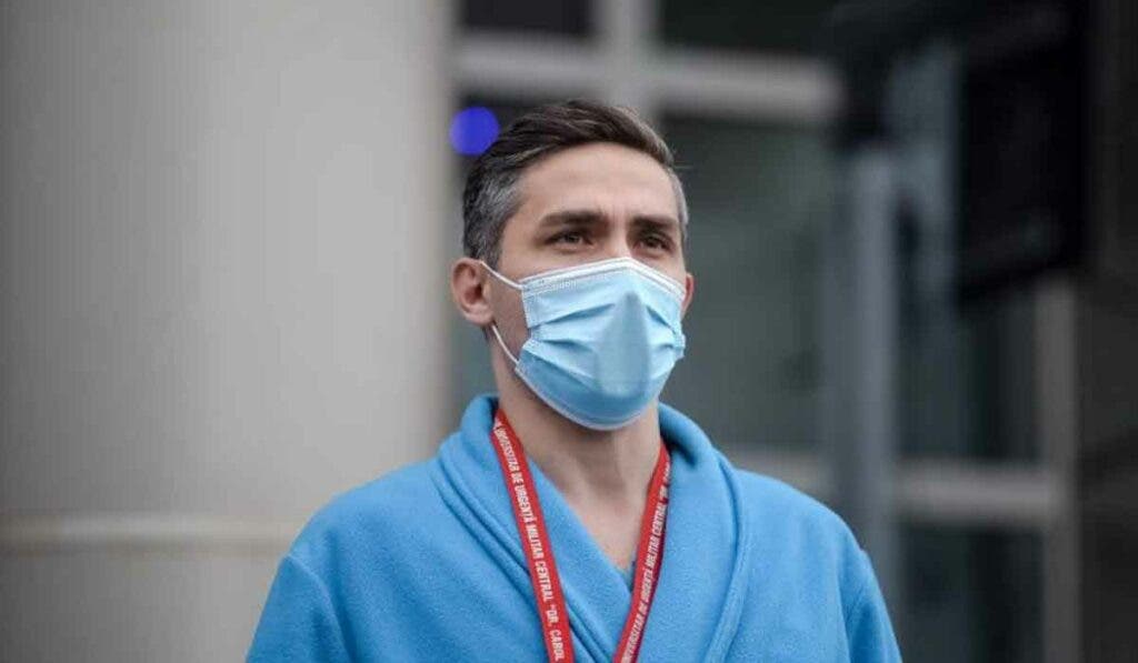 Speriați de restricții și de imaginile cu bolnavii din spitale
