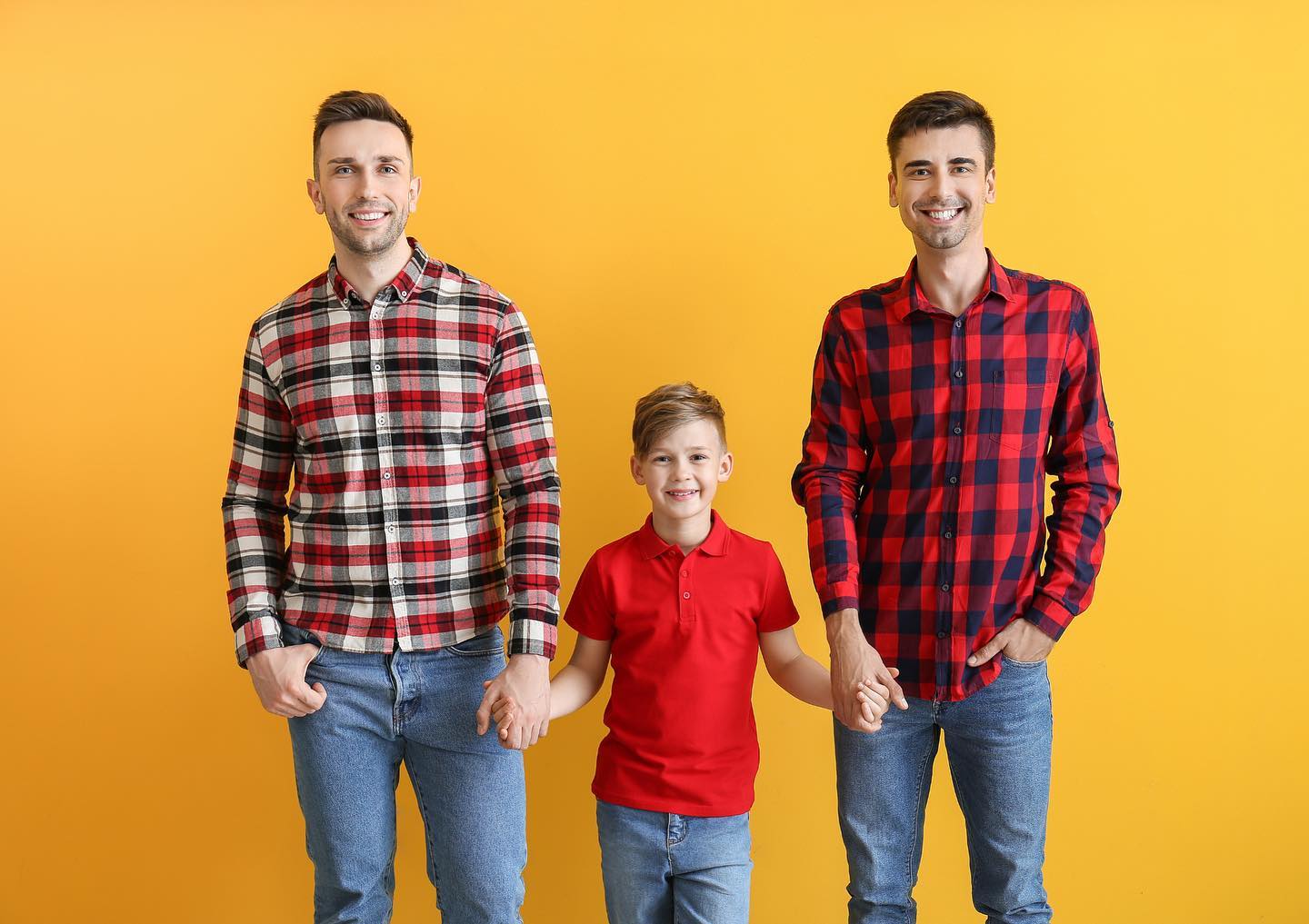 Adevărul despre prima adopție gay din România. Un bărbat din comunitatea LGBT e pe cale să adopte un copil