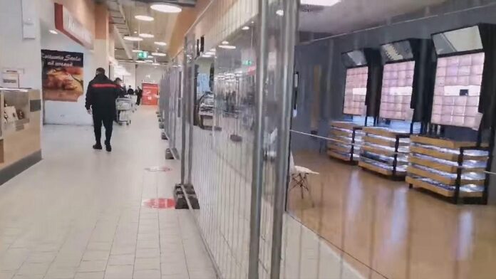 Garduri pentru nevaccinați într-un un lanț de supermarketuri din România