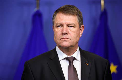 Semnături pentru suspendarea lui Iohannis. Aproape 200.000 de semnături