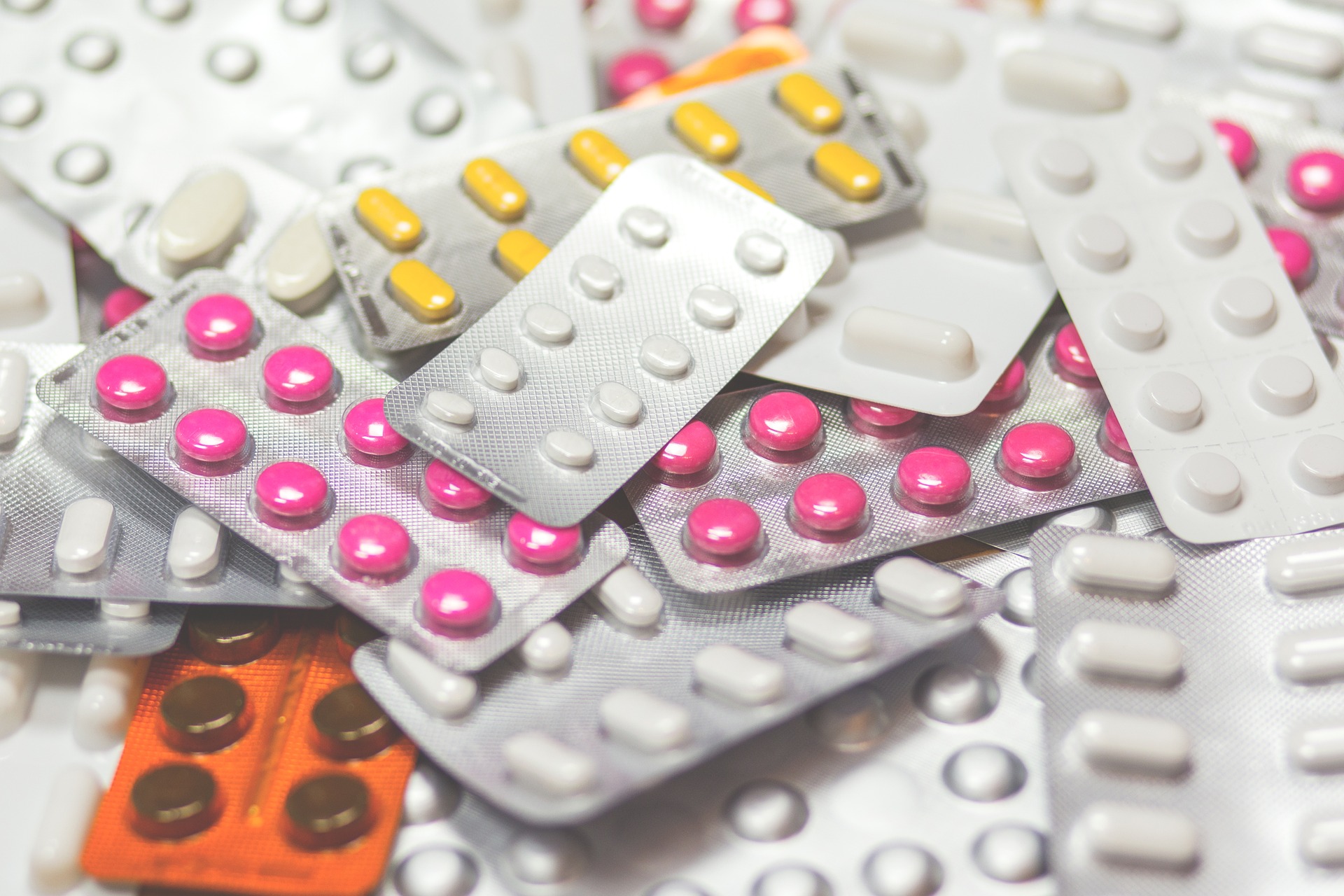 Medicamentele pentru COVID, cerute de AUR printr-o lege