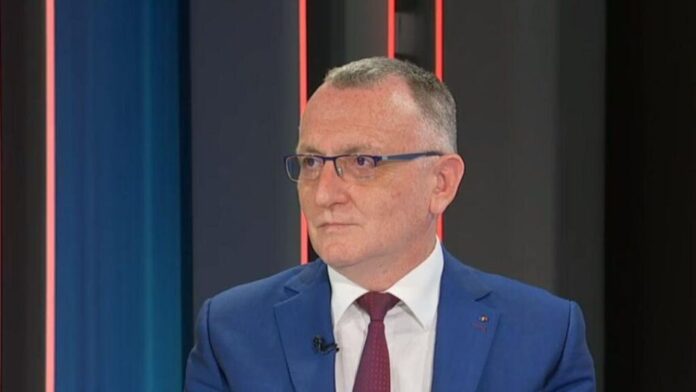 Sorin Cîmpeanu: Toaleta, chiar dacă este în curte, poate să fie conformă. Cu toții am fost la festivaluri, cu toții mergem la plajă