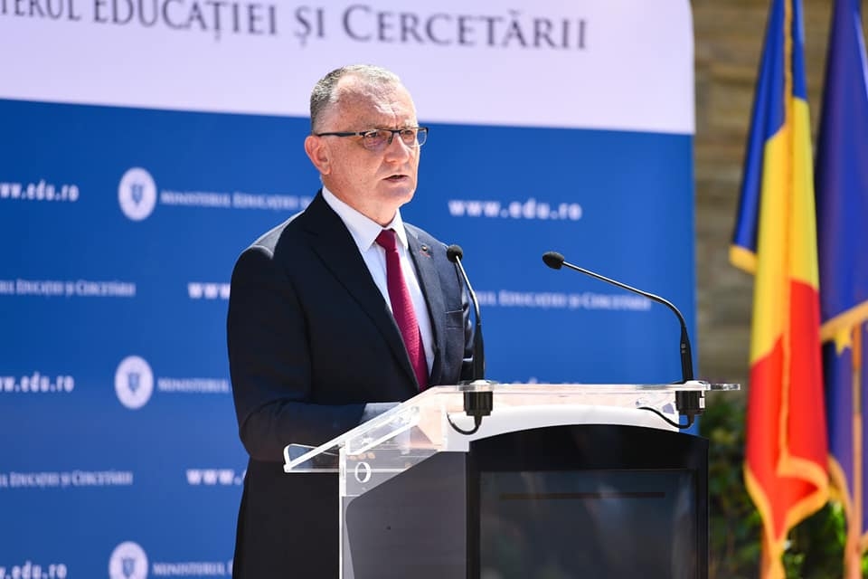 Tezele elevilor se modifică, a anunțat ministrul educației, Sorin Cîmpeanu