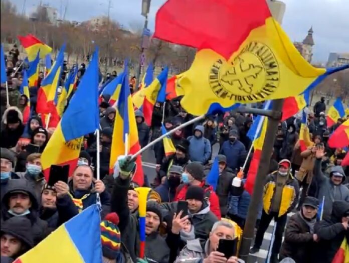 Zvastica a apărut la protestul de marți organizat de AUR