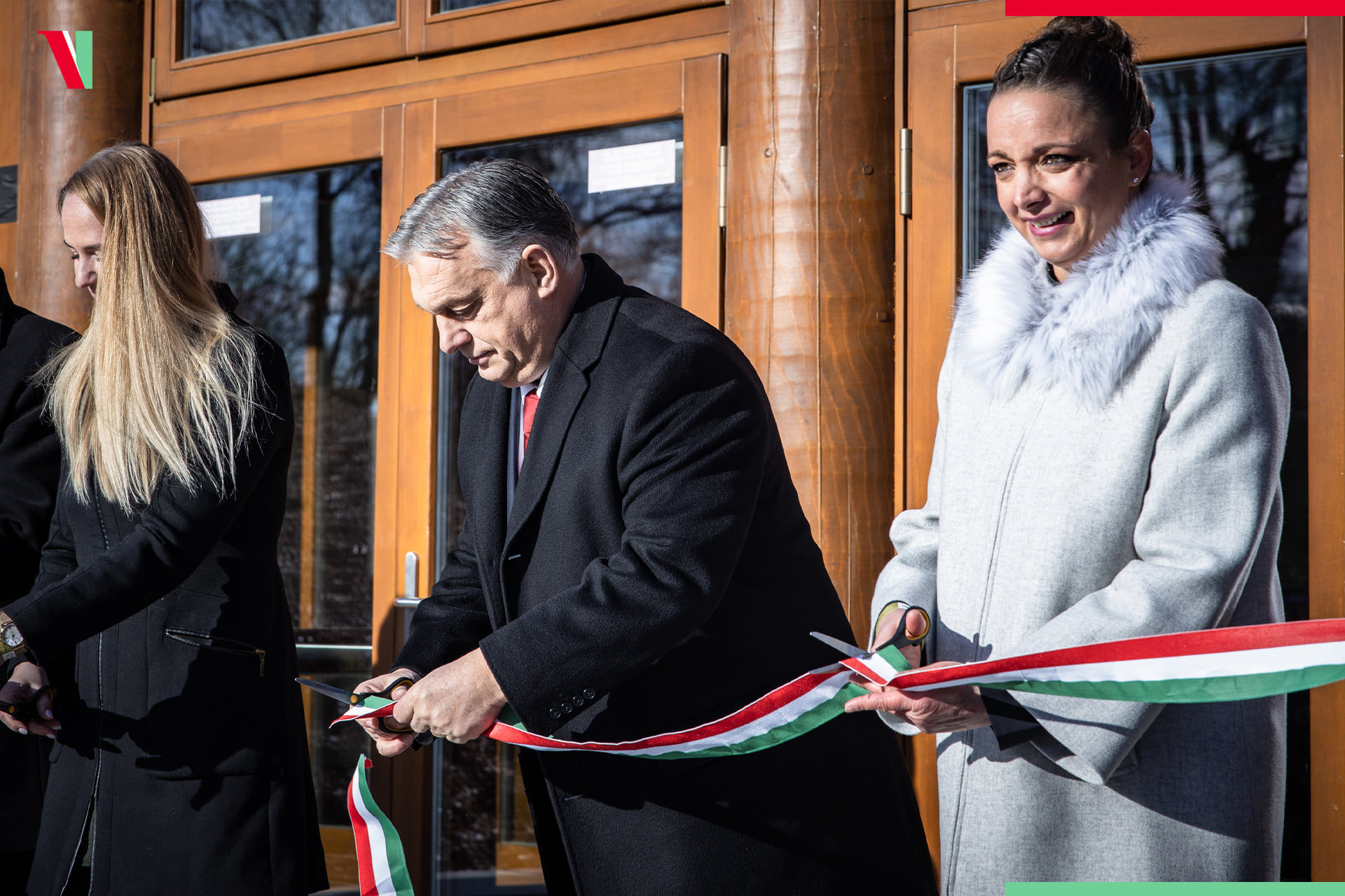 Viktor Orban participă la tăierea porcului, în România, obicei tradițional
