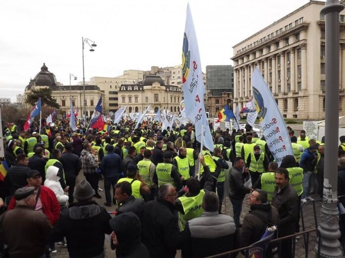 Polițiștii și agenții de penitenciare protestează luni în fața Finanțelor