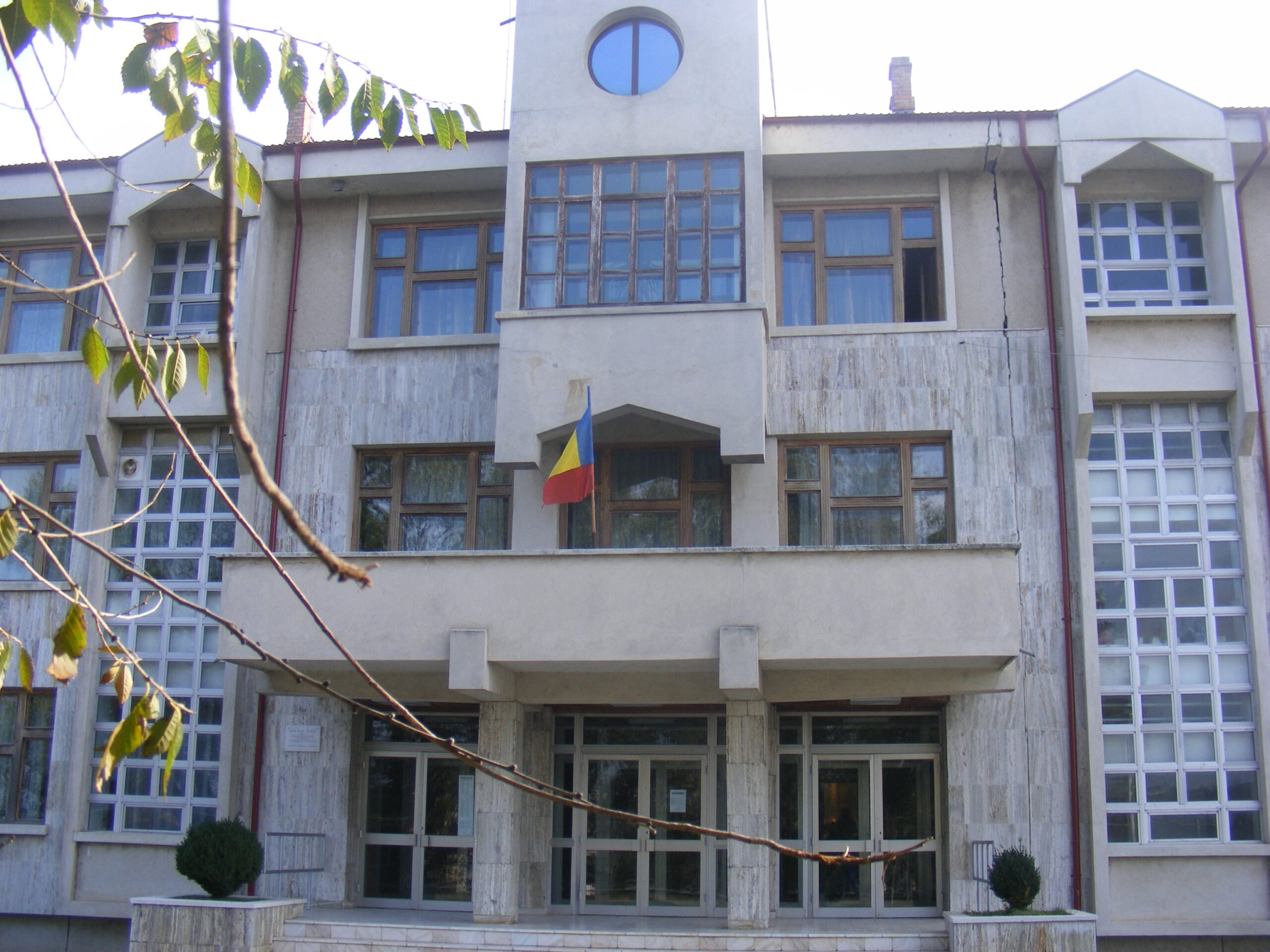 Despăgubiri de 10.000 de euro ar trebui să primească doi elevi